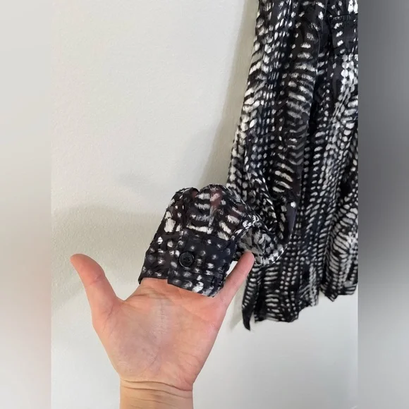 Chico's Black White Silk Lightweight Burnout Art-to-Wear Shirt Тор Button Down 1 - Picture 5 of 11
